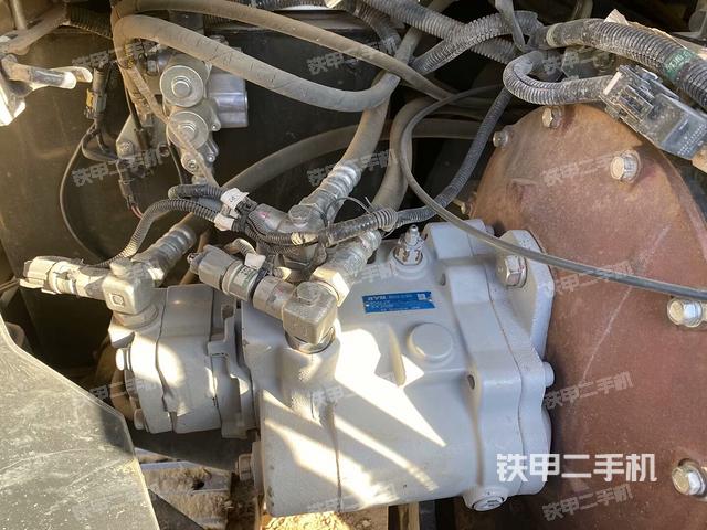 液壓泵艙室正面整體（整機外觀）