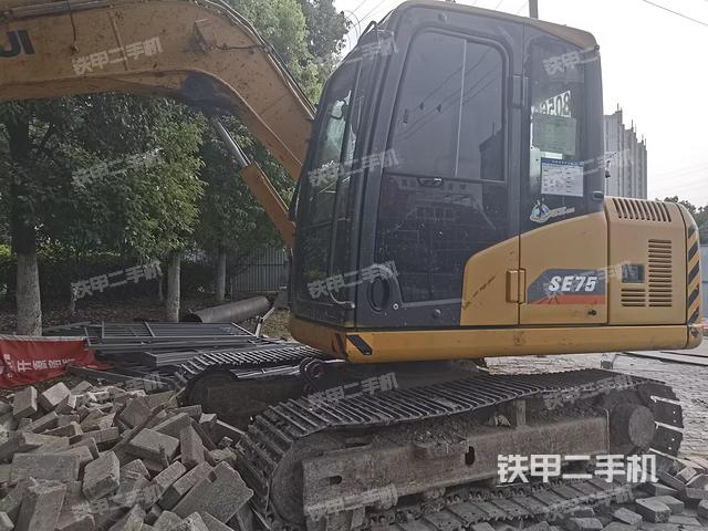 駕駛室整體(整機(jī)外觀) 駕駛室整體(整機(jī)外觀)