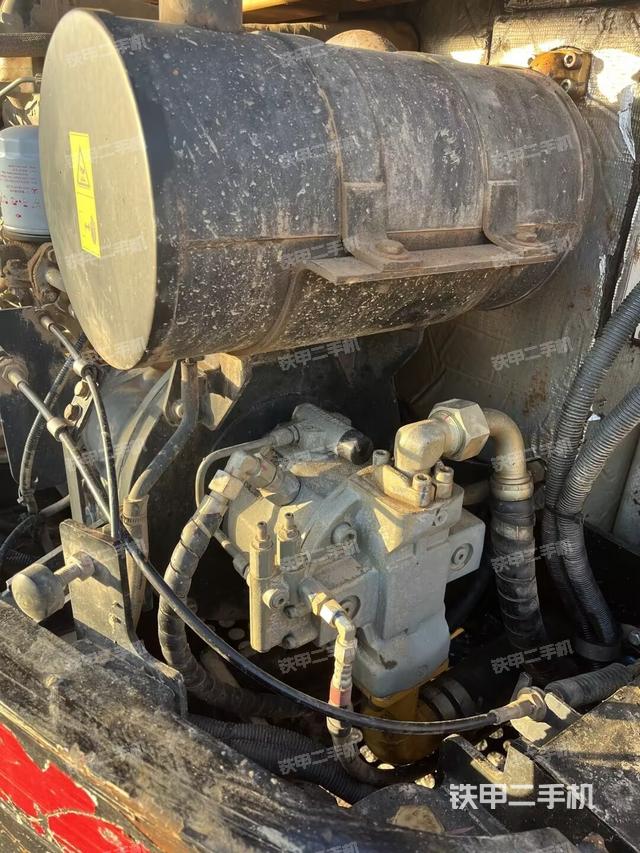 液壓泵艙室正面整體(整機(jī)外觀) 液壓泵艙室正面整體(整機(jī)外觀)