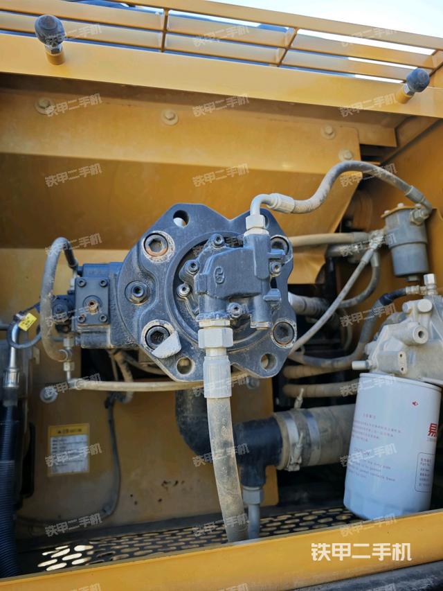 液壓泵艙室正面整體(整機外觀) 液壓泵艙室正面整體(整機外觀)