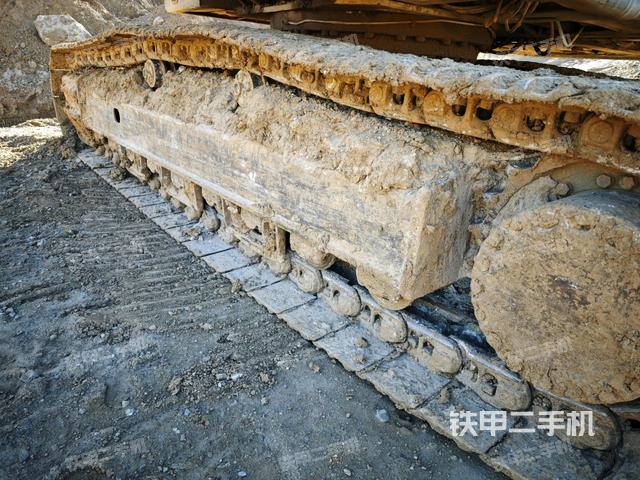 單側(cè)履帶整體(整機(jī)外觀) 單側(cè)履帶整體(整機(jī)外觀)