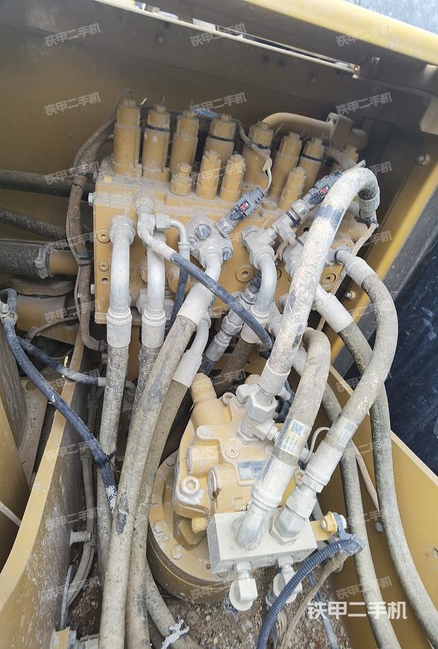 回轉馬達和主控閥（整機外觀）