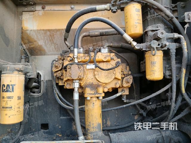 液壓泵艙室正面整體(整機外觀) 液壓泵艙室正面整體(整機外觀)