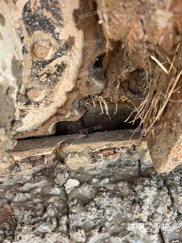 單側(cè)履帶整體(整機(jī)外觀) 單側(cè)履帶整體(整機(jī)外觀)