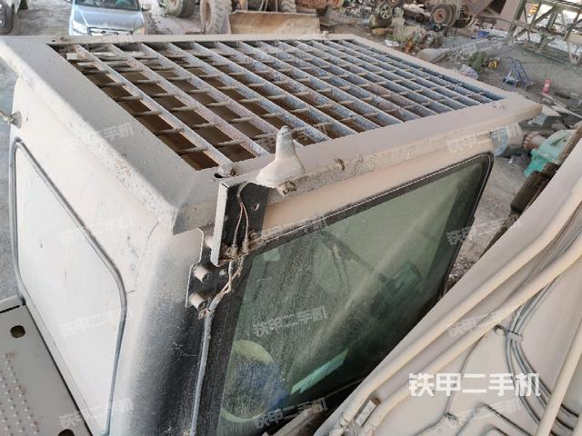 駕駛室頂部(整機(jī)外觀) 駕駛室頂部(整機(jī)外觀)