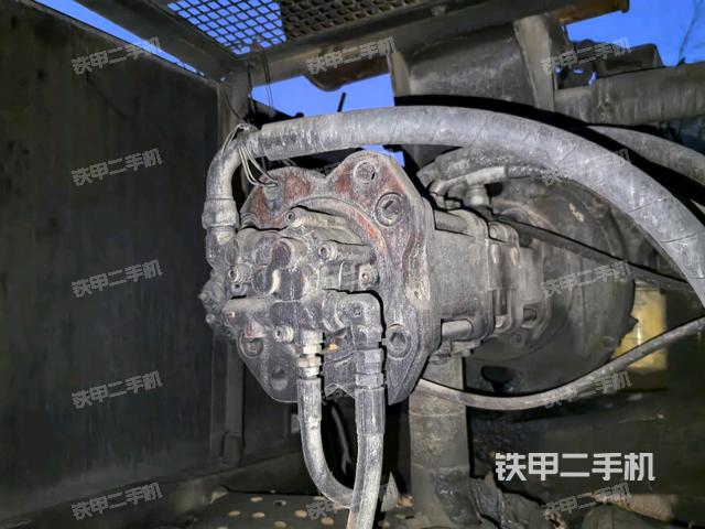 液壓泵艙室正面整體（整機外觀）