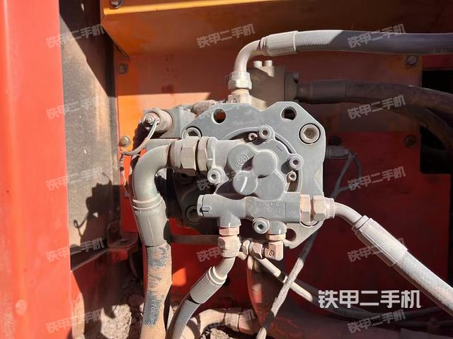 液壓泵艙室正面整體(整機(jī)外觀) 液壓泵艙室正面整體(整機(jī)外觀)