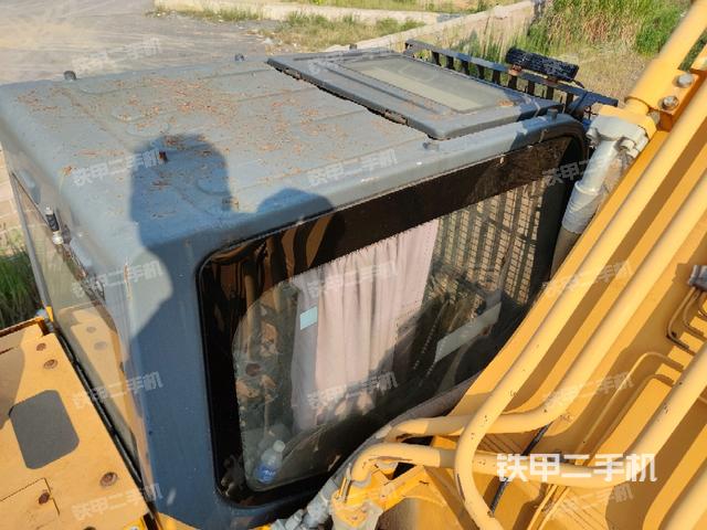 駕駛室頂部(整機(jī)外觀) 駕駛室頂部(整機(jī)外觀)