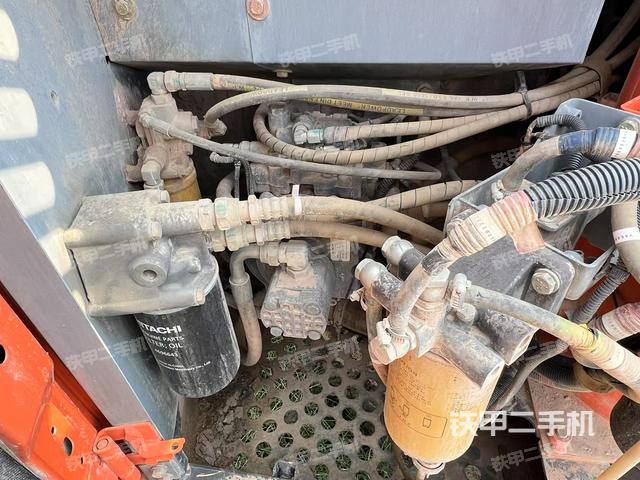 液壓泵艙室正面整體(整機(jī)外觀) 液壓泵艙室正面整體(整機(jī)外觀)