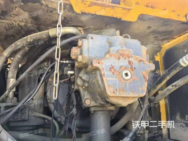 液壓泵艙室正面整體（整機外觀）