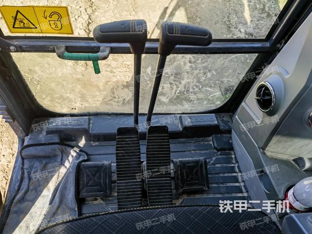 行走控制手柄和踏板?俯拍（駕駛室部分）