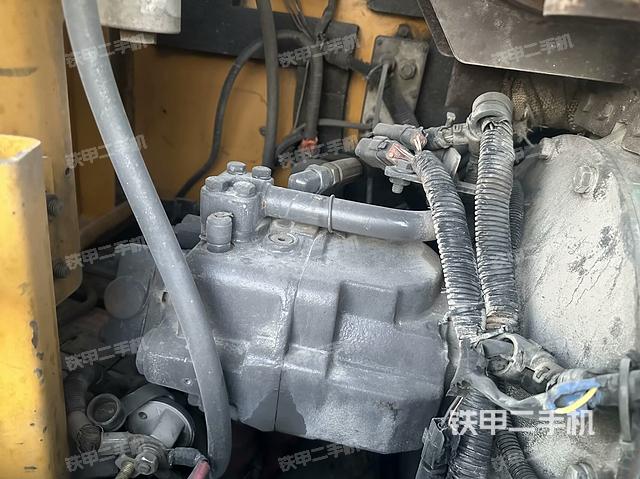 液壓泵艙室正面整體(整機(jī)外觀) 液壓泵艙室正面整體(整機(jī)外觀)