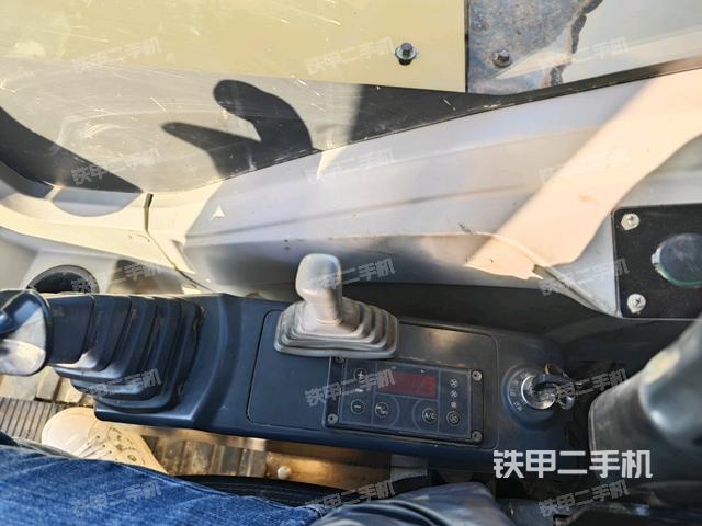 座椅右側(cè)控制臺/鑰匙門/油門/含右手柄(駕駛室部分) 座椅右側(cè)控制臺/鑰匙門/油門/含右手柄(駕駛室部分)