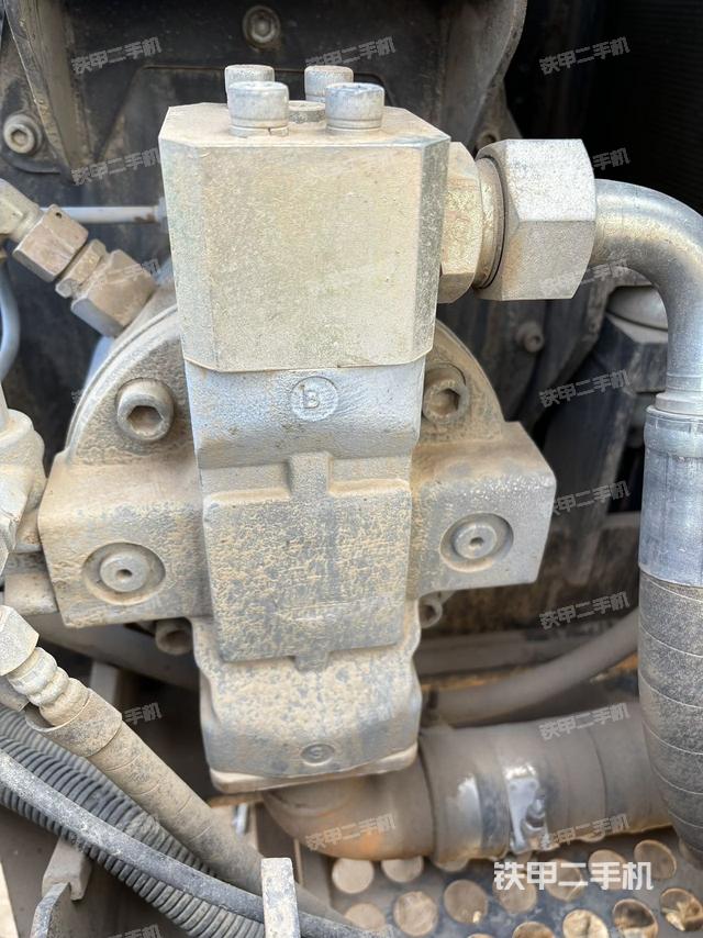 液壓泵艙室正面整體（整機外觀）