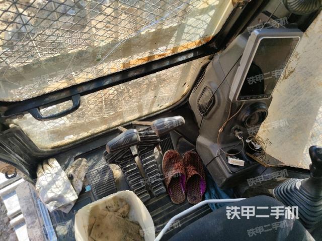 行走控制手柄和踏板?俯拍(駕駛室部分) 行走控制手柄和踏板?俯拍(駕駛室部分)