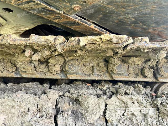 單側(cè)履帶整體(整機(jī)外觀) 單側(cè)履帶整體(整機(jī)外觀)