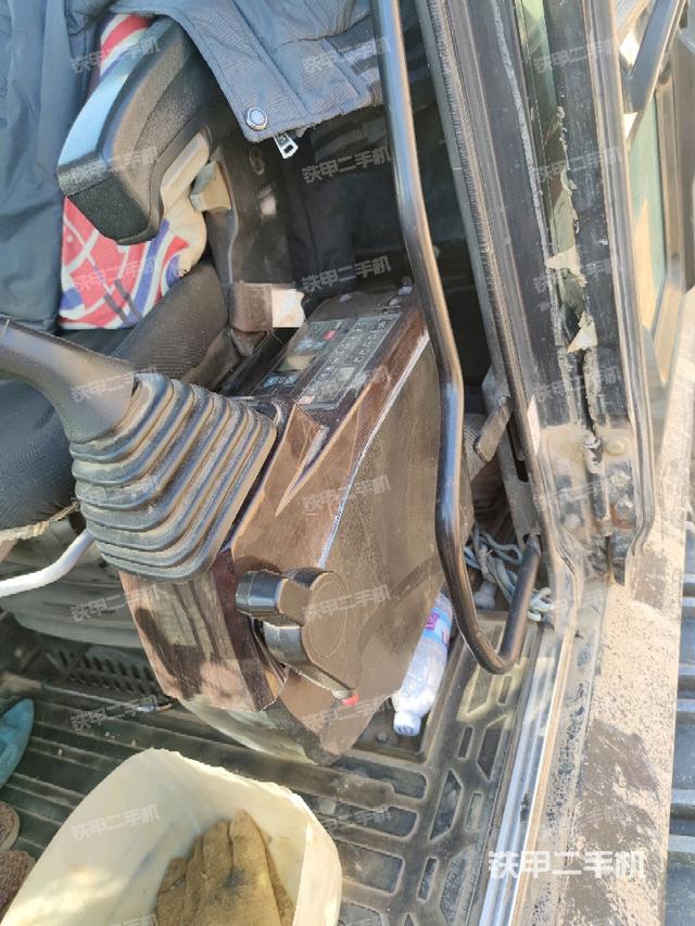 座椅左側(cè)控制臺/音響/含左手柄(駕駛室部分) 座椅左側(cè)控制臺/音響/含左手柄(駕駛室部分)