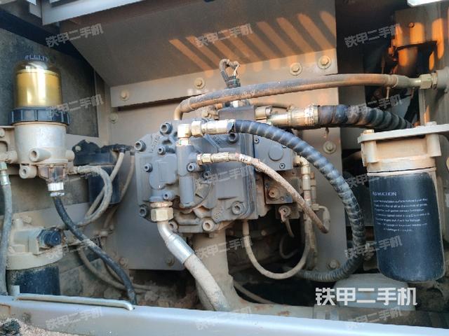 液壓泵艙室正面整體（整機外觀）