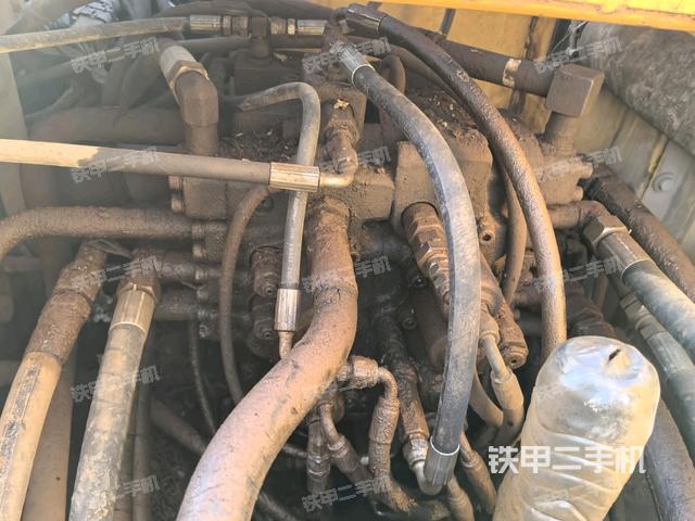 回轉(zhuǎn)馬達(dá)和主控閥（整機(jī)外觀）