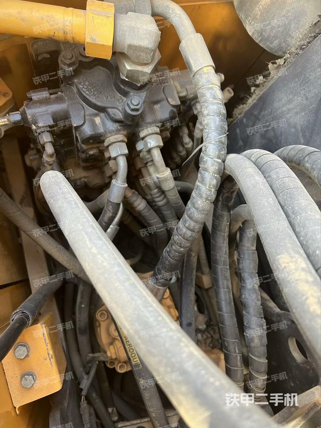 回轉(zhuǎn)馬達(dá)和主控閥（整機(jī)外觀）