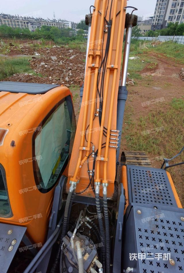 駕駛室頂部(整機(jī)外觀) 駕駛室頂部(整機(jī)外觀)