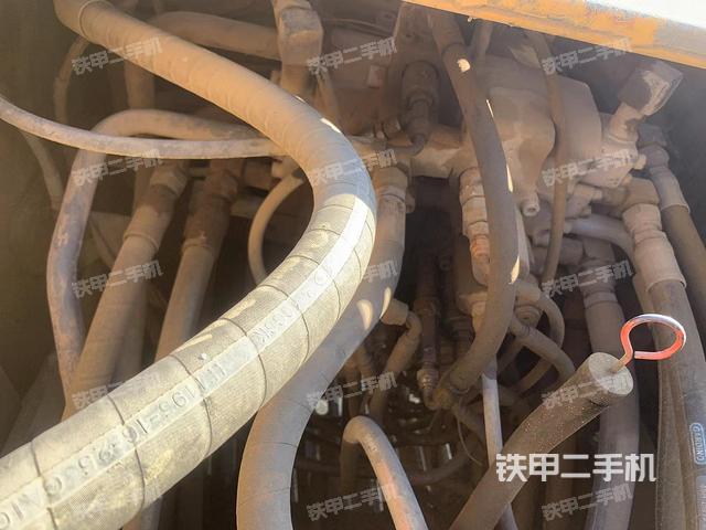 回轉(zhuǎn)馬達(dá)和主控閥(整機(jī)外觀) 回轉(zhuǎn)馬達(dá)和主控閥(整機(jī)外觀)