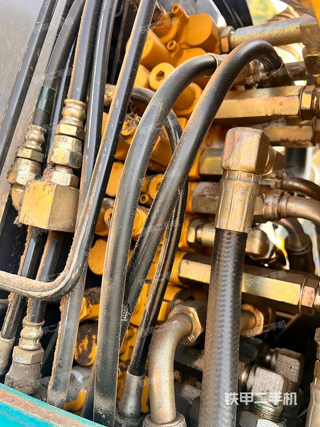 回轉(zhuǎn)馬達和主控閥（整機外觀）