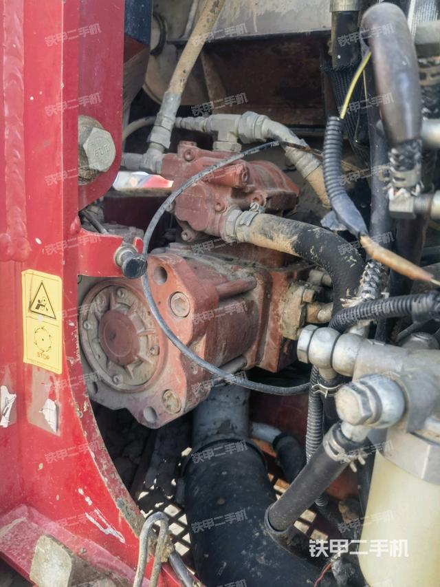 液壓泵艙室正面整體（整機外觀）