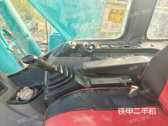 座椅右側(cè)控制臺/鑰匙門/油門/含右手柄(駕駛室部分) 座椅右側(cè)控制臺/鑰匙門/油門/含右手柄(駕駛室部分)