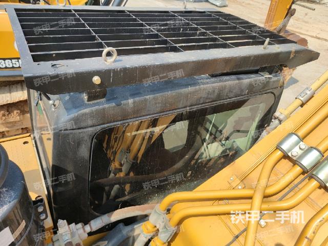 駕駛室頂部(整機(jī)外觀) 駕駛室頂部(整機(jī)外觀)