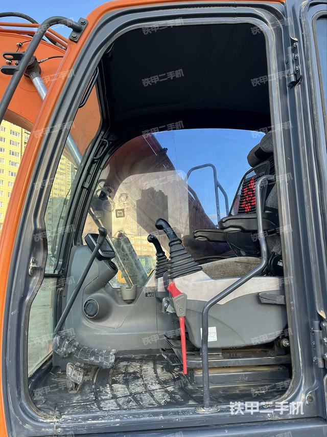 駕駛室整體（整機外觀）