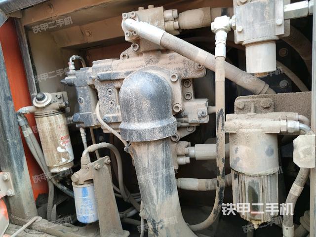 液壓泵艙室正面整體(整機外觀) 液壓泵艙室正面整體(整機外觀)