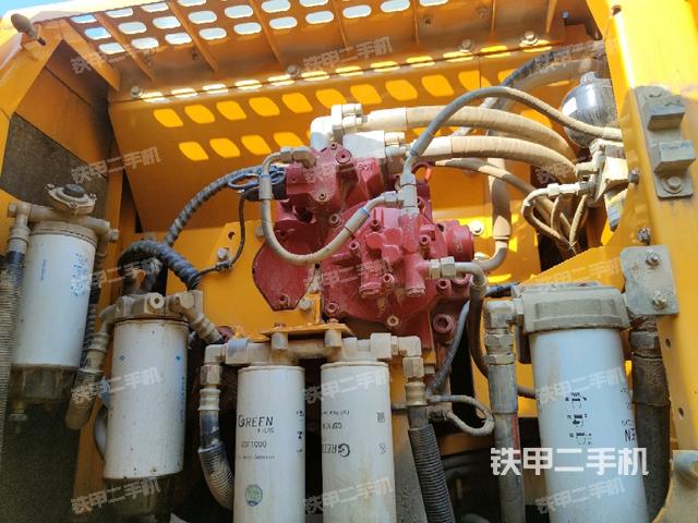 液壓泵艙室正面整體(整機(jī)外觀) 液壓泵艙室正面整體(整機(jī)外觀)