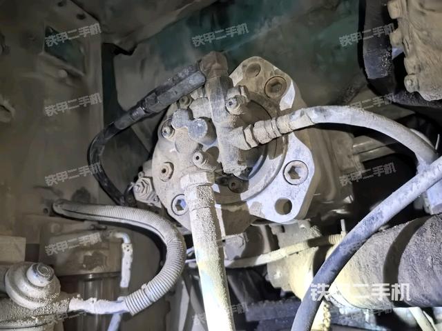 液壓泵艙室正面整體(整機外觀) 液壓泵艙室正面整體(整機外觀)