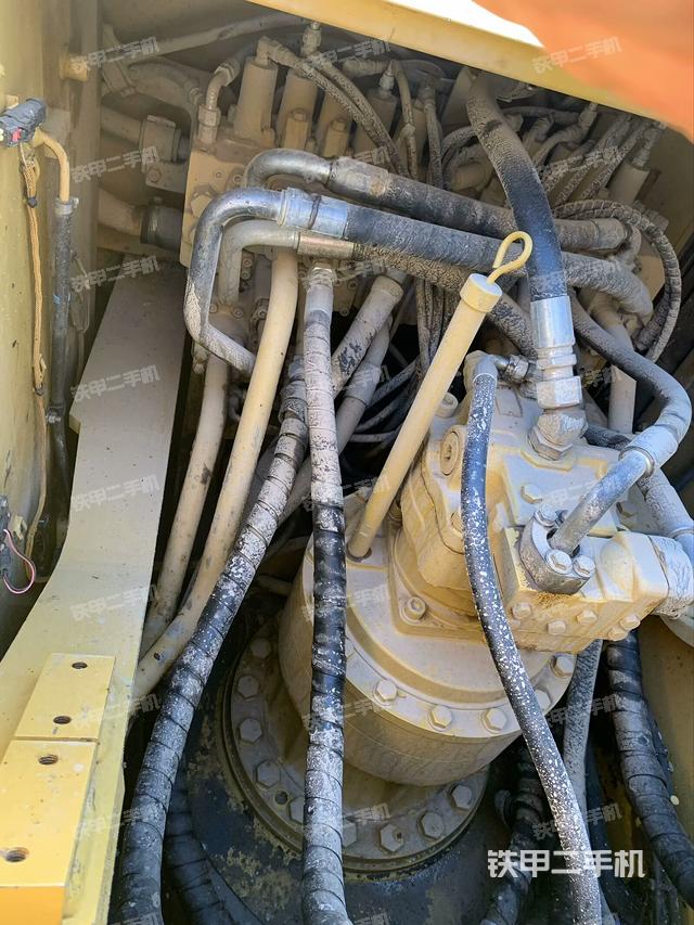 回轉(zhuǎn)馬達(dá)和主控閥（整機(jī)外觀）