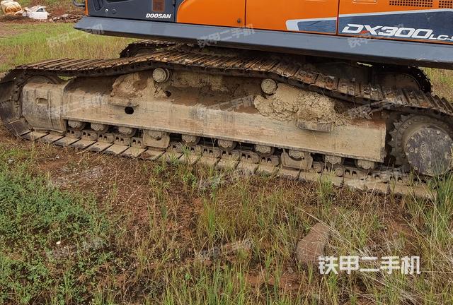 單側(cè)履帶整體(整機(jī)外觀) 單側(cè)履帶整體(整機(jī)外觀)