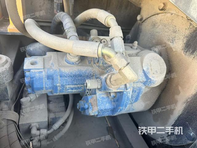 液壓泵艙室正面整體（整機外觀）