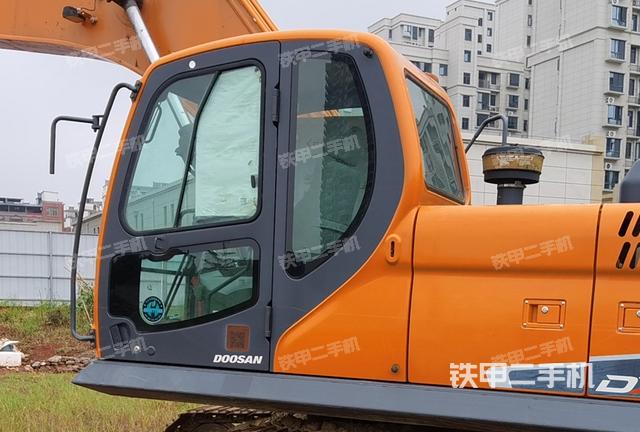 駕駛室整體(整機(jī)外觀) 駕駛室整體(整機(jī)外觀)