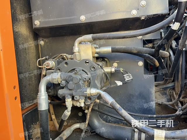 液壓泵艙室正面整體（整機外觀）