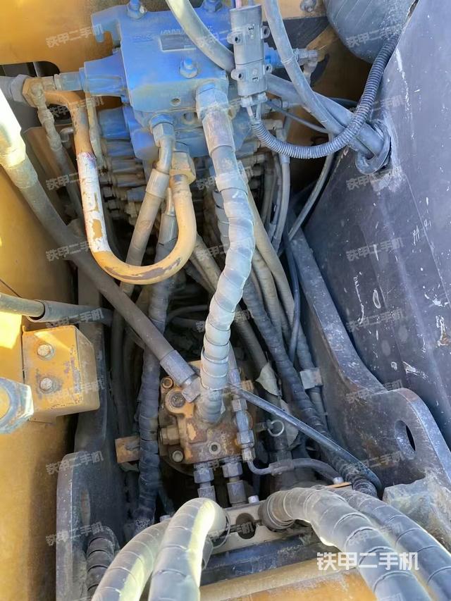 回轉(zhuǎn)馬達(dá)和主控閥（整機(jī)外觀）