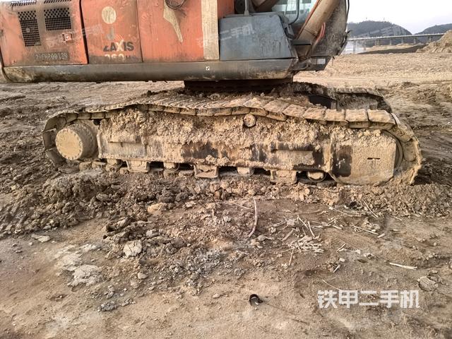 單側(cè)履帶整體(整機(jī)外觀) 單側(cè)履帶整體(整機(jī)外觀)