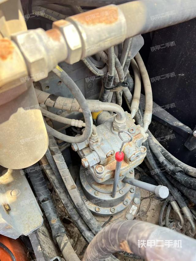 回轉(zhuǎn)馬達(dá)和主控閥(整機(jī)外觀) 回轉(zhuǎn)馬達(dá)和主控閥(整機(jī)外觀)