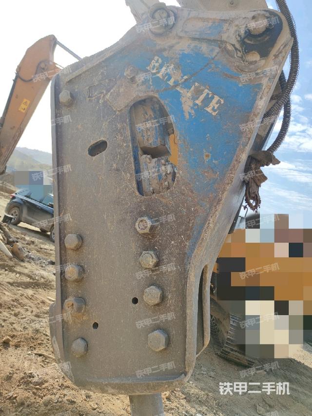 鏟斗右后整體(工作和回轉(zhuǎn)裝置) 鏟斗右后整體(工作和回轉(zhuǎn)裝置)