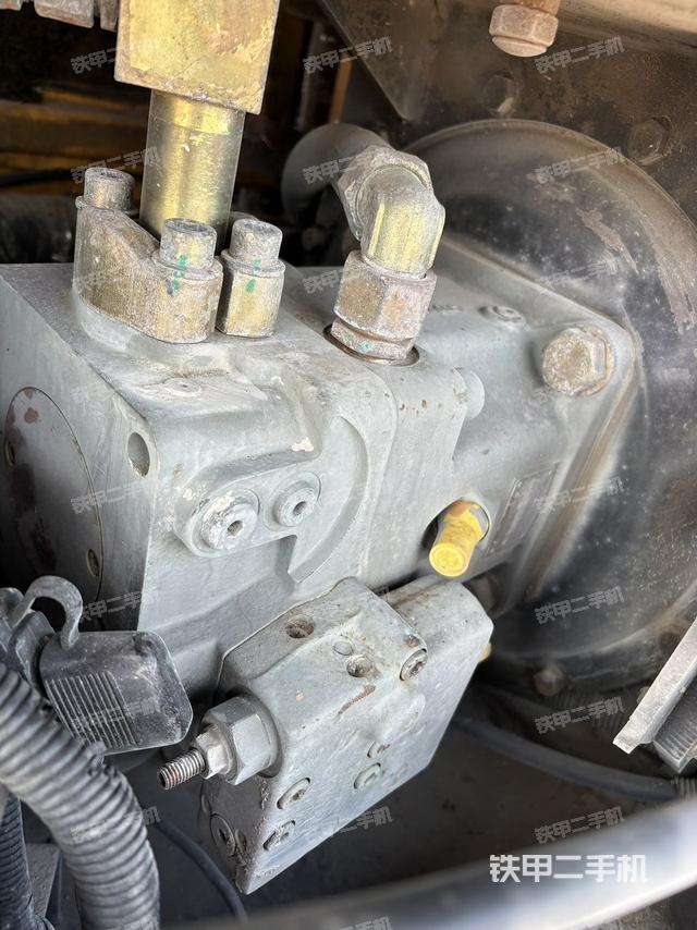液壓泵艙室正面整體(整機(jī)外觀) 液壓泵艙室正面整體(整機(jī)外觀)