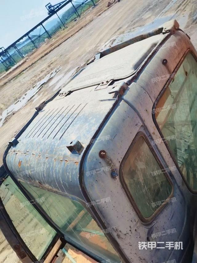駕駛室頂部(整機(jī)外觀) 駕駛室頂部(整機(jī)外觀)