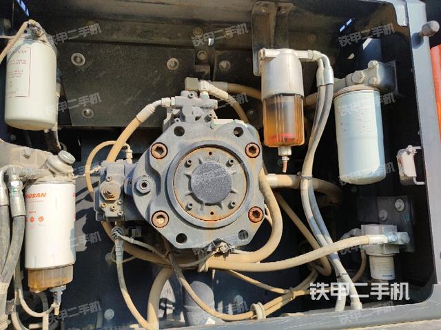 液壓泵艙室正面整體(整機外觀) 液壓泵艙室正面整體(整機外觀)