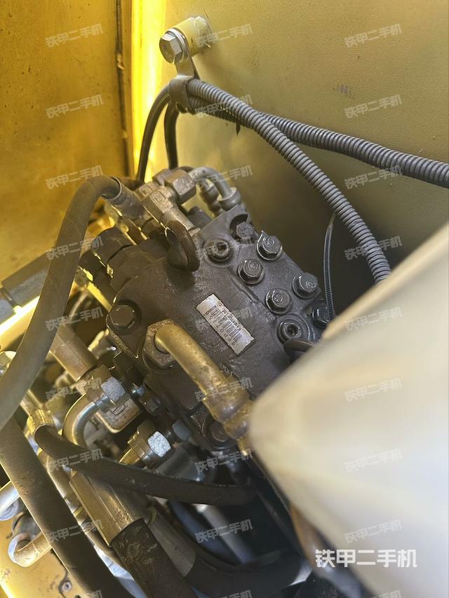 液壓泵艙室正面整體(整機外觀) 液壓泵艙室正面整體(整機外觀)