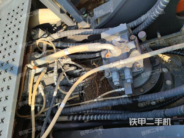 回轉(zhuǎn)馬達和主控閥(整機外觀) 回轉(zhuǎn)馬達和主控閥(整機外觀)