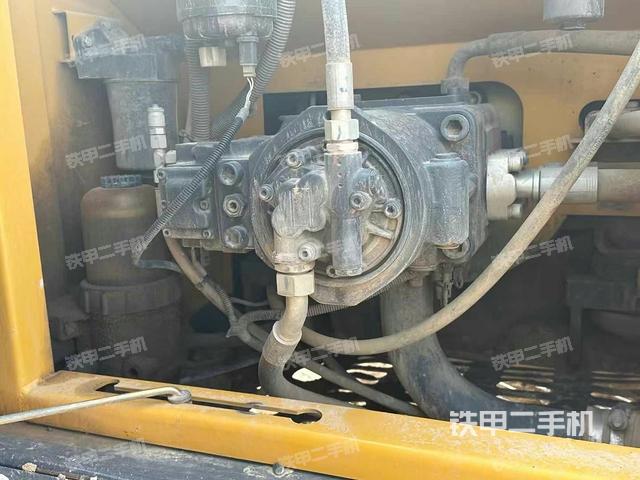 液壓泵艙室正面整體(整機外觀) 液壓泵艙室正面整體(整機外觀)