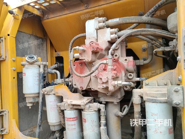 液壓泵艙室正面整體(整機外觀) 液壓泵艙室正面整體(整機外觀)